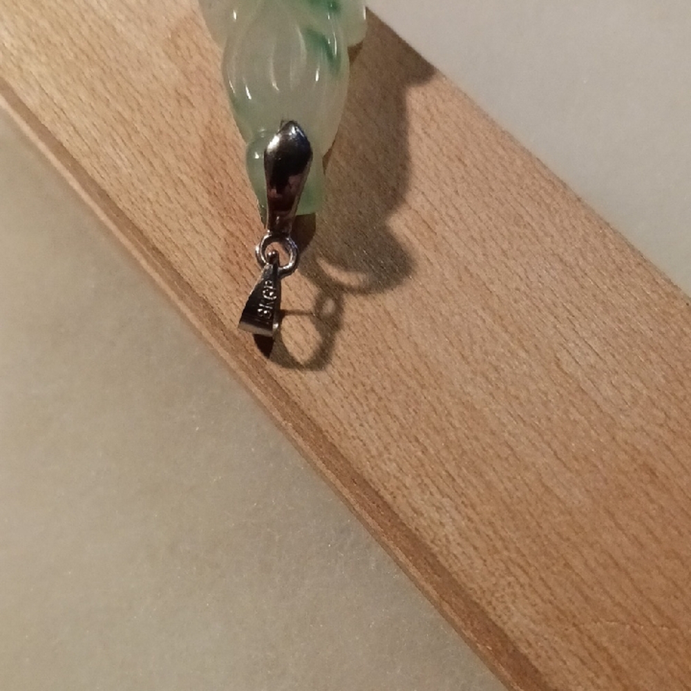 Elegant Green Frog Pendant Necklace - Picture 3 of 4